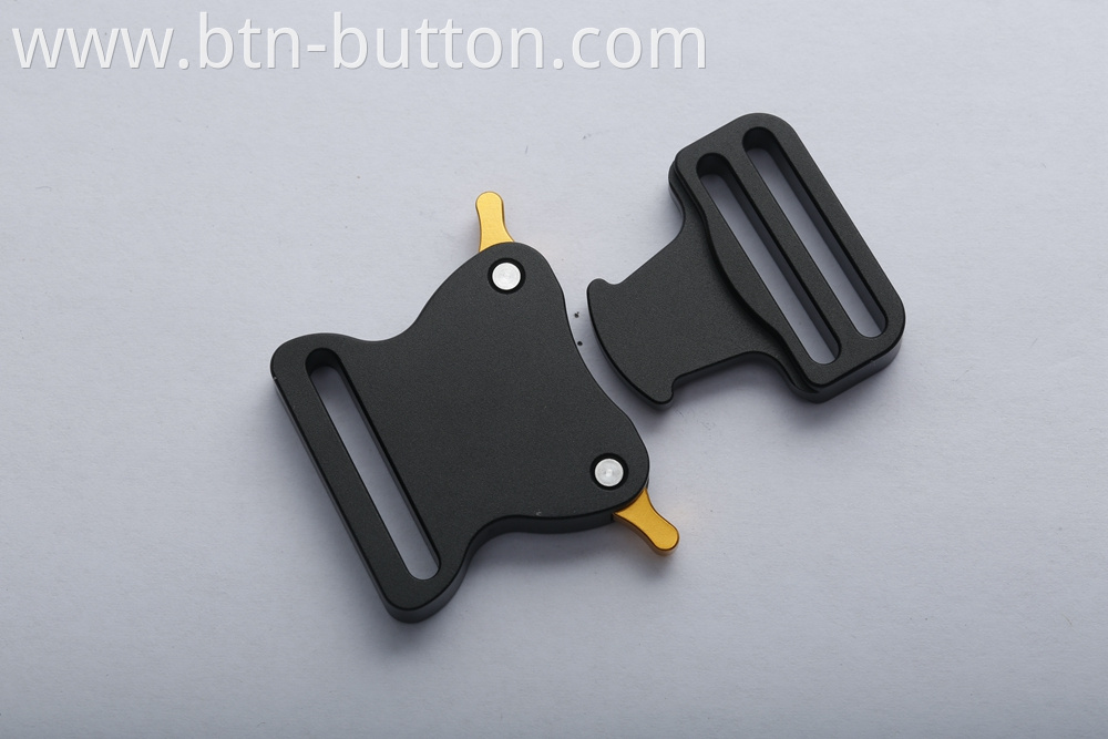 Elastic hardware buttons for sports pants